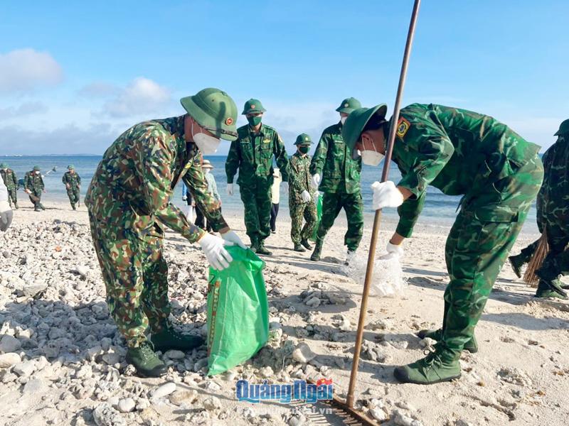 Cán bộ, chiến sĩ Bộ đội Biên phòng tỉnh tham gia hoạt động bảo vệ môi trường biển cùng với các đoàn thể huyện Lý Sơn.
