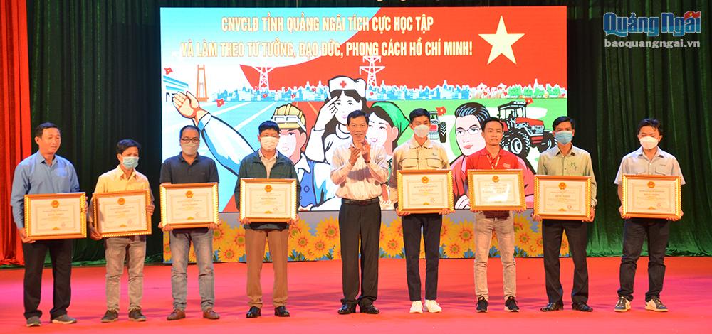 Trưởng Ban Dân vận Tỉnh ủy, Chủ tịch UBMTTQ Việt Nam tỉnh Võ Thanh An tặng bằng khen của UBND tỉnh cho 8 công nhân, lao động giỏi.