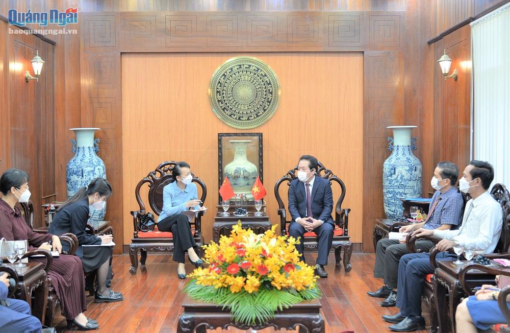 Quang cảnh buổi tiếp đón Tổng Lãnh sự Trung Quốc tại TP.Đà Nẵng đến chào xã giao lãnh đạo tỉnh Quảng Ngãi.