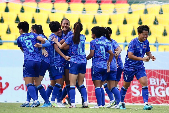Niềm vui của tuyển nữ Thài Lan sau bàn thắng thứ 2 - Ảnh: HOÀNG TÙNG