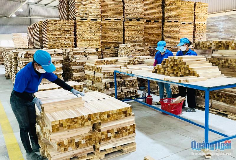 Sản xuất ván thanh xuất khẩu tại Nhà máy Chế biến gỗ Nhất Hưng Sơn Hà.