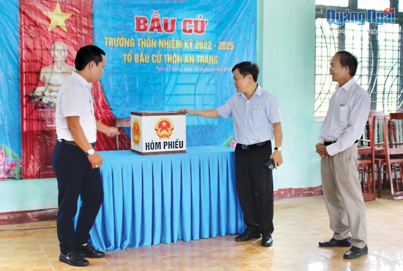 Bí thư Huyện ủy Tư Nghĩa Nguyễn Phúc Nhân (giữa) kiểm tra công tác chuẩn bị bầu cử tại xã Nghĩa Thắng. 