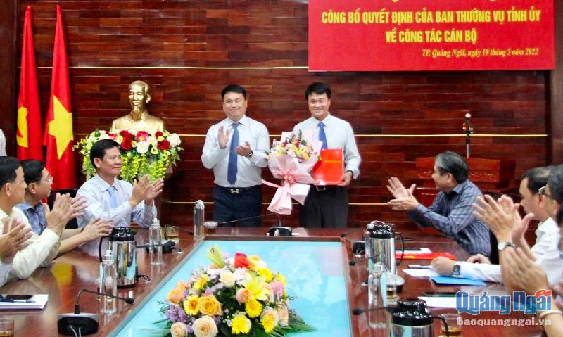Phó Bí thư Thường trực Tỉnh ủy, Trưởng đoàn ĐBQH tỉnh Đặng Ngọc Huy trao Quyết định và tặng hoa chúc mừng đồng chí Trà Thanh Danh.