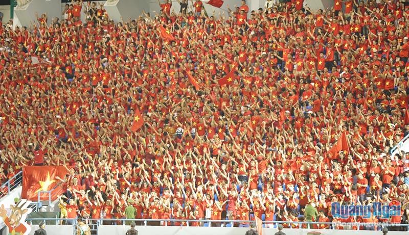 Cổ động viên Việt Nam nhuộm đỏ sân vận động Cẩm Phả (Quảng Ninh), nơi đội tuyển nữ Việt nam thi đấu.