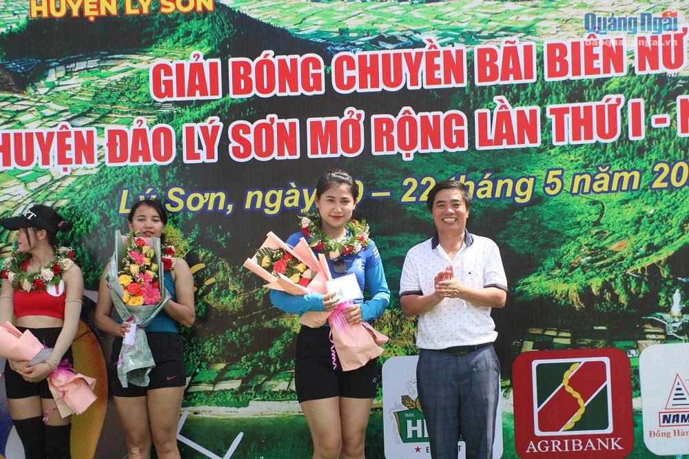 Giám đốc Sở VH-TT&DL Nguyễn Tiến Dũng trao danh hiệu hoa khôi của giải tặng VĐV Nguyễn Thị Ngọc Minh Như của đội TX.Đức Phổ.