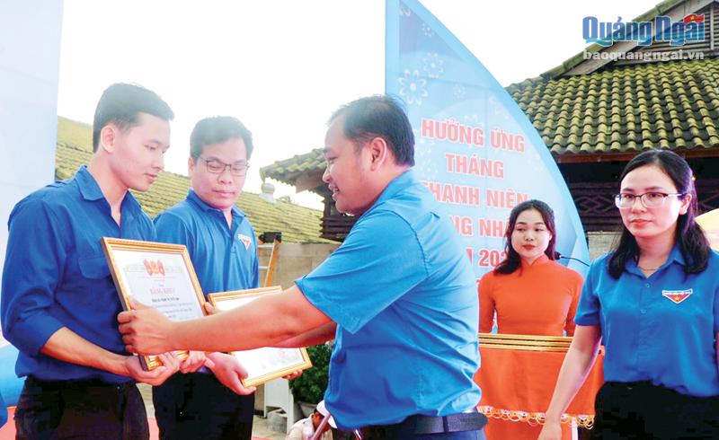 Phó Bí thư Tỉnh đoàn, Chủ tịch Hội LHTN Việt Nam tỉnh Lê Văn Vin tặng Bằng khen cho thanh niên công nhân tiêu biểu năm 2022.                                         Ảnh: ĐĂNG SƯƠNG