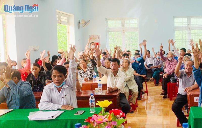 Cử tri xã Bình Tân Phú (Bình Sơn) bầu trưởng thôn bằng hình thức biểu quyết giơ tay.        Ảnh: BÁ SƠN 