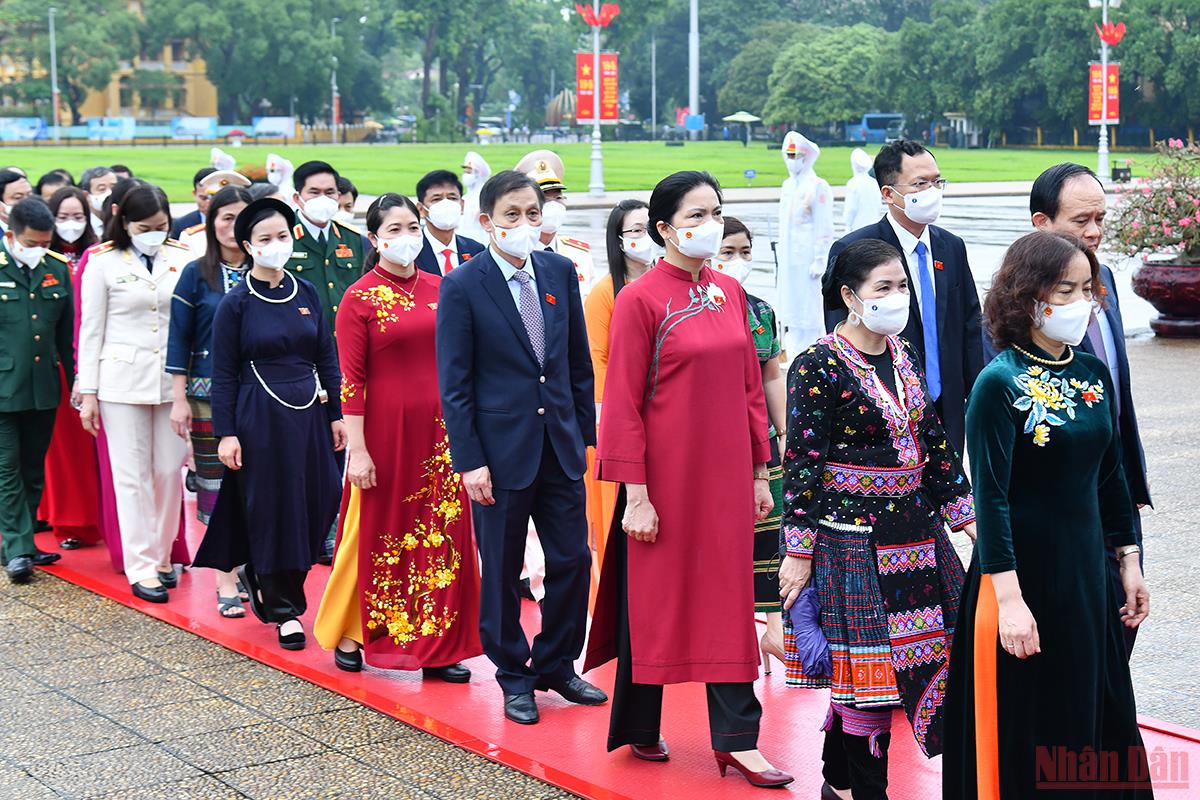 Nhiều đại biểu trong trang phục truyền thống của dân tộc trong ngày khai mạc Kỳ họp thứ ba, Quốc hội khóa XV.