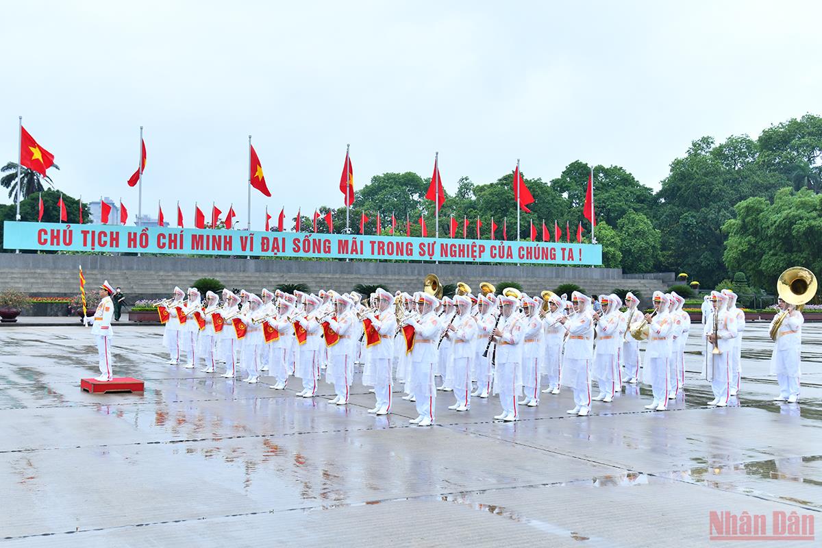 Đoàn Quân nhạc thực hiện nghi thức của lễ viếng trên Quảng trường Ba Đình. 