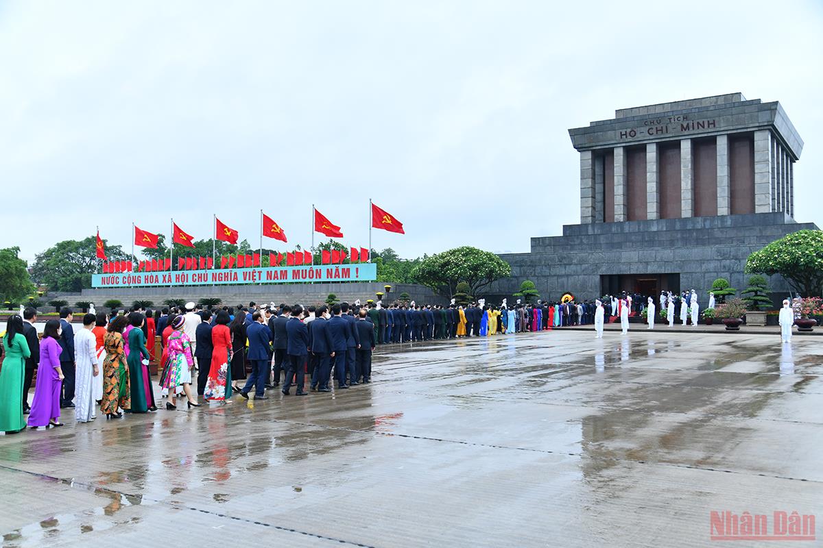  Các đoàn đại biểu Quốc hội vào Lăng viếng Chủ tịch Hồ Chí Minh.