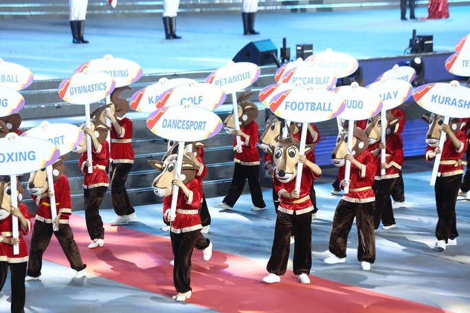 Linh vật Sao la của SEA Games 31 xuất hiện trên sân khấu để giới thiệu 40 môn thể thao thi đấu tại kỳ đại hội lần này.