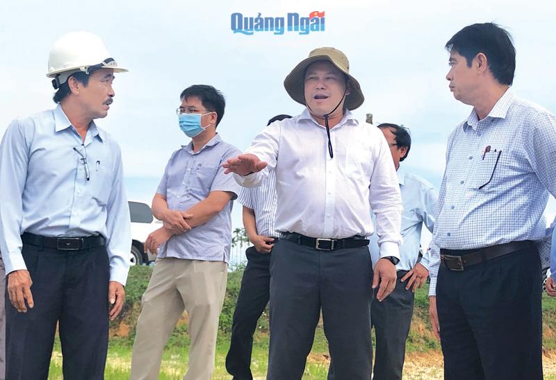 Phó Chủ tịch UBND tỉnh Trần Phước Hiền kiểm tra tình hình dồn điền đổi thửa tại xã Đức Tân (Mộ Đức). Ảnh: MỸ HOA