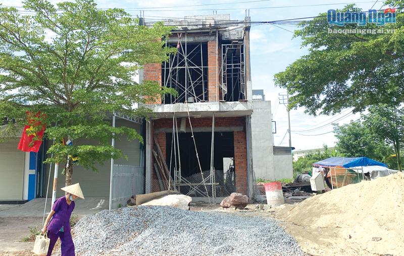 Ngôi nhà của gia đình chị Phan Thị Út, ở thị trấn Châu Ổ (Bình Sơn), đang được xây dựng từ nguồn vốn vay ưu đãi. 