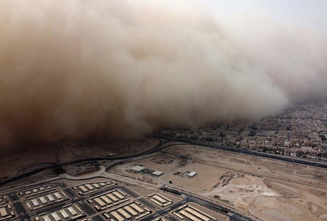 Trận bão cát ở Kuwait được chụp vào ngày 23-5 - Ảnh: AFP