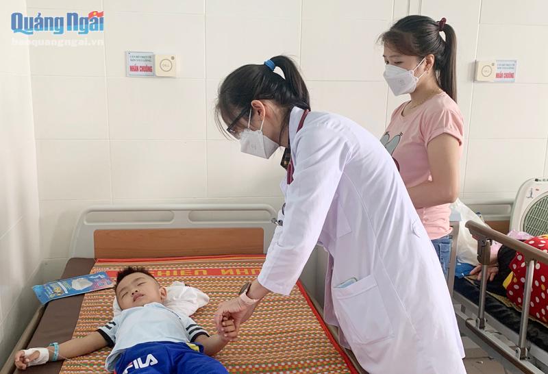 Bác sĩ Khoa Nhi Tiêu hóa (Bệnh viện Sản - Nhi tỉnh) khám cho một bệnh nhân nhi bị đau bụng kéo dài.
