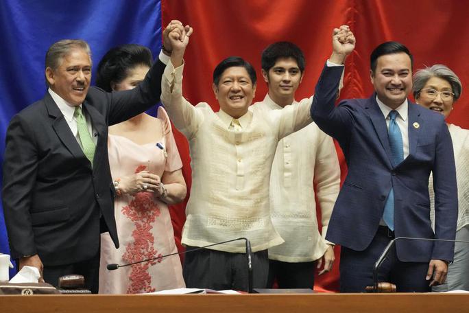 Ông Marcos Jr. (giữa) trong lễ công bố của Quốc hội ngày 25/5. Ảnh: AP