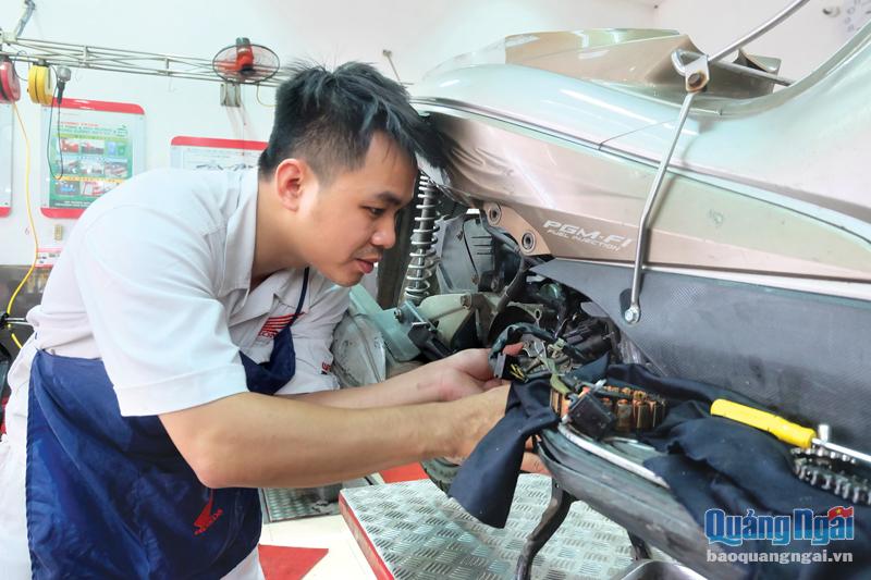 Kỹ thuật viên Nguyễn Đăng Cương, Công ty CP Thương mại tổng hợp Quảng Ngãi, đã nghiên cứu tạo ra giải pháp mang lại hiệu quả lớn trong sửa chữa xe máy.                          Ảnh: Bảo Hòa