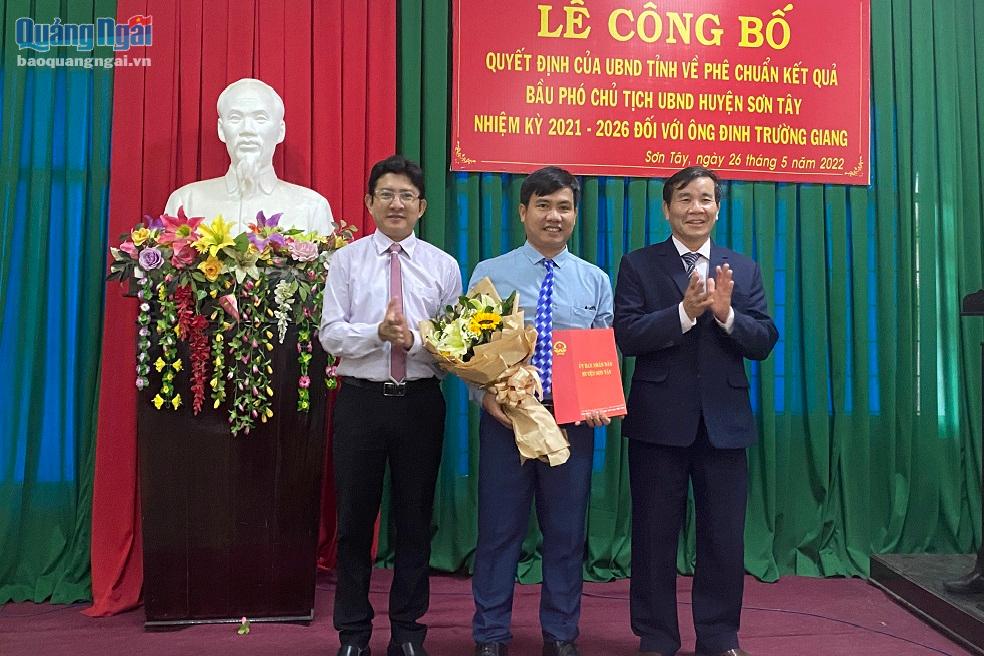 Lãnh đạo huyện Sơn Tây trao Quyết định, tặng hoa cho ông Đinh Trường Giang.