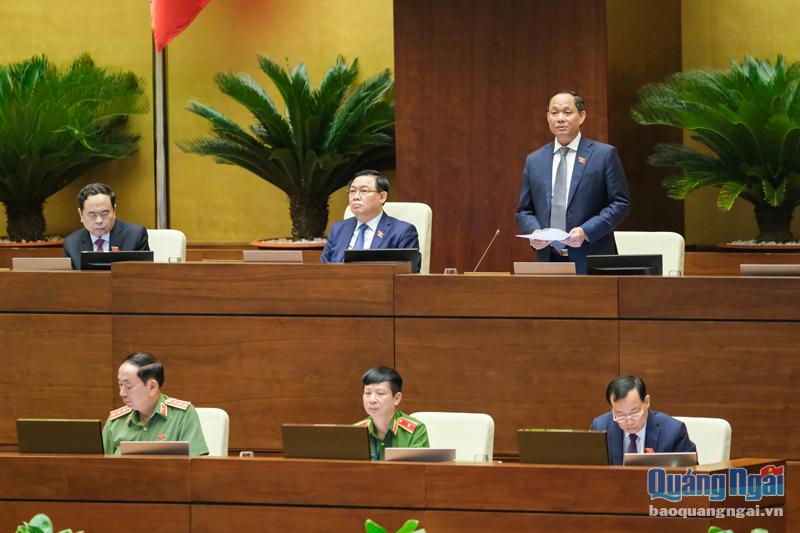 Thượng tướng Trần Quang Phương - Phó Chủ tịch Quốc hội điều hành phiên họp. ẢNH: CẨM BÌNH