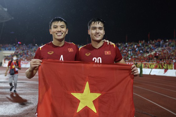 Việt Anh (phải) được chỉ định làm đội trưởng U23 Việt Nam dự VCK U23 châu Á. 