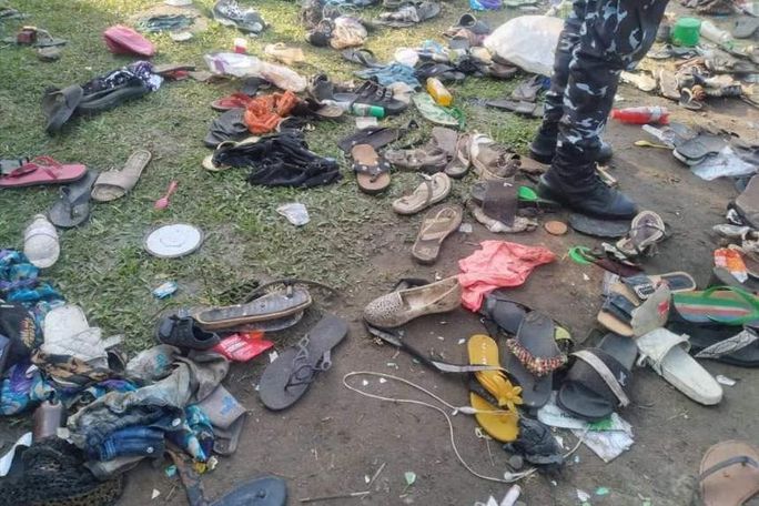 Giày dép còn sót lại sau vụ giẫm đạp tại nhà thờ ở TP Port Harcourt – Nigeria Ảnh: Twitter