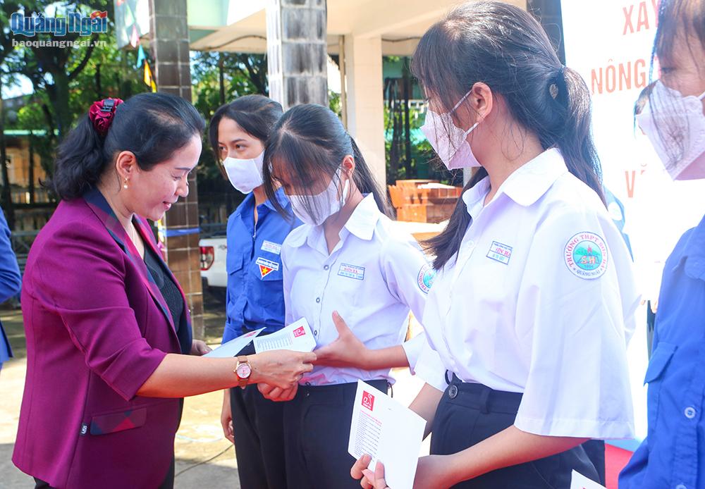 Phó Bí thư Tỉnh ủy Đinh Thị Hồng Minh trao học bổng cho học sinh nghèo vượt khó