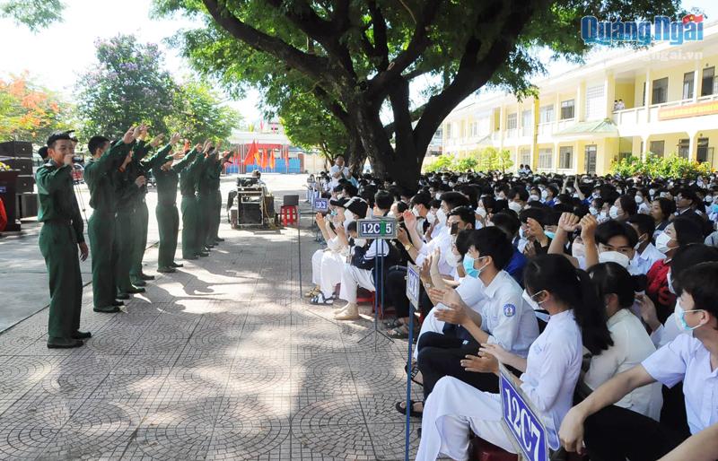 Chiến sĩ Trung đoàn 1 giao lưu với học sinh Trường THPT Ba Gia tại buổi lễ kết nghĩa