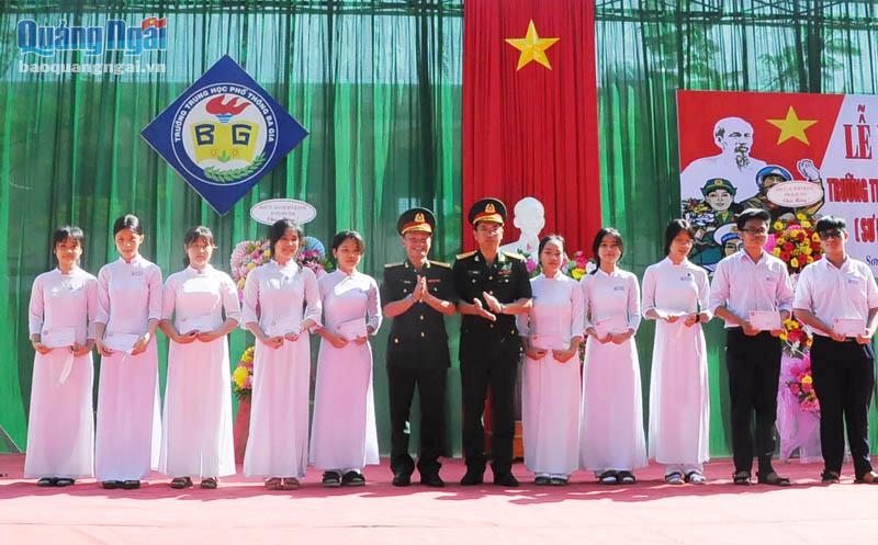 Trung đoàn 1 tặng học bổng cho học sinh Trường THPT Ba Gia nhân chuyến Về nguồn của đơn vị tại vùng đất Ba Gia anh hùng.