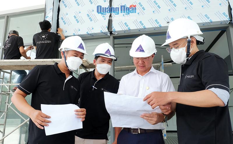 Anh Dương Văn Hoàng (thứ hai bên phải) trao đổi về dự án với đội ngũ nhân sự công ty. 