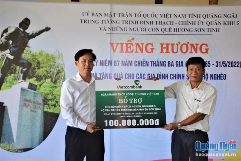 Ngân hàng TMCP Ngoại thương Việt Nam - Chi nhánh Quảng Ngãi trao bảng tượng trưng hỗ trợ 100 triệu đồng cho gia đình chính sách khó khăn, hộ nghèo, hộ cận nghèo.