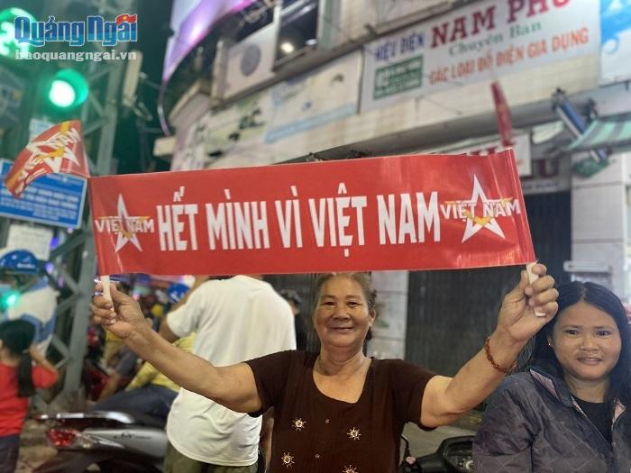 Từ tỉnh Hậu Giang ra Quảng Ngãi thăm con, bà Võ Thị Ngọc (88 tuổi) cũng đổ xuống đường ăn mừng chiến thắng cùng các cổ động 