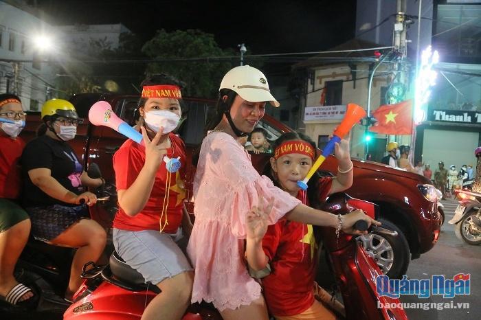 Rất nhiều gia đình cùng con nhỏ xuống đường chia sẻ niềm vui cùng huy chương vàng của đội tuyển U23 Việt Nam.
