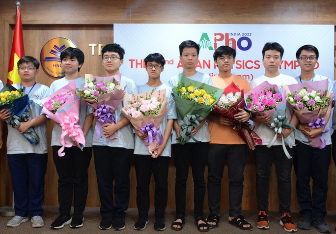Đoàn Việt Nam đứng thứ 8 tại APhO 2022 sau Trung Quốc, Nga, Úc, Đài Loan, Kazakhstan, Ấn Độ, Thái Lan.
