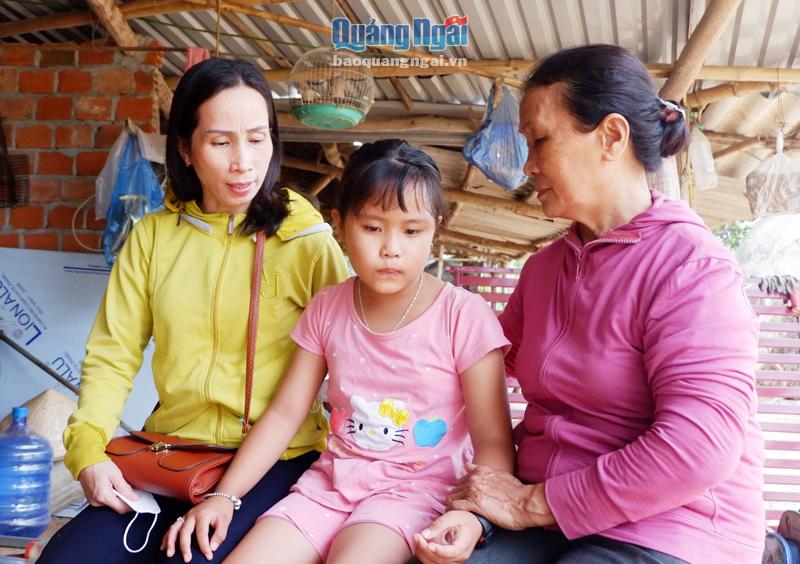 Cán bộ Hội LHPN xã Tịnh Phong (Sơn Tịnh) thường xuyên thăm, động viên cháu Nguyễn Thị Vy và gia đình vươn lên trong cuộc sống.
