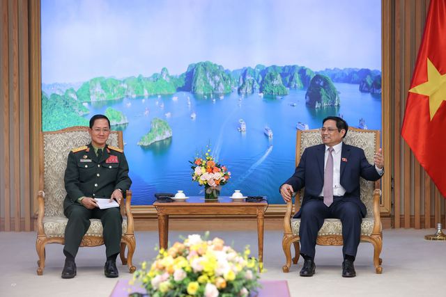 Thủ tướng Phạm Minh Chính tiếp Trung tướng Khamlieng Outhakaysone, Thứ trưởng Bộ Quốc phòng, Tổng Tham mưu trưởng QĐND Lào - Ảnh: VGP/Nhật Bắc