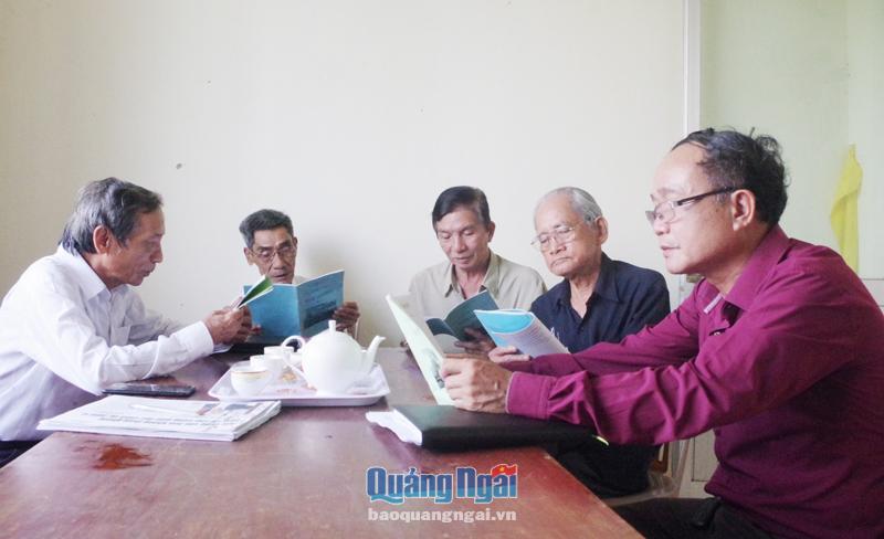 Thành viên Câu lạc bộ thơ Phước Giang thường xuyên gặp mặt trao đổi, bình thơ để trau dồi kỹ năng sáng tác.            Ảnh: PV