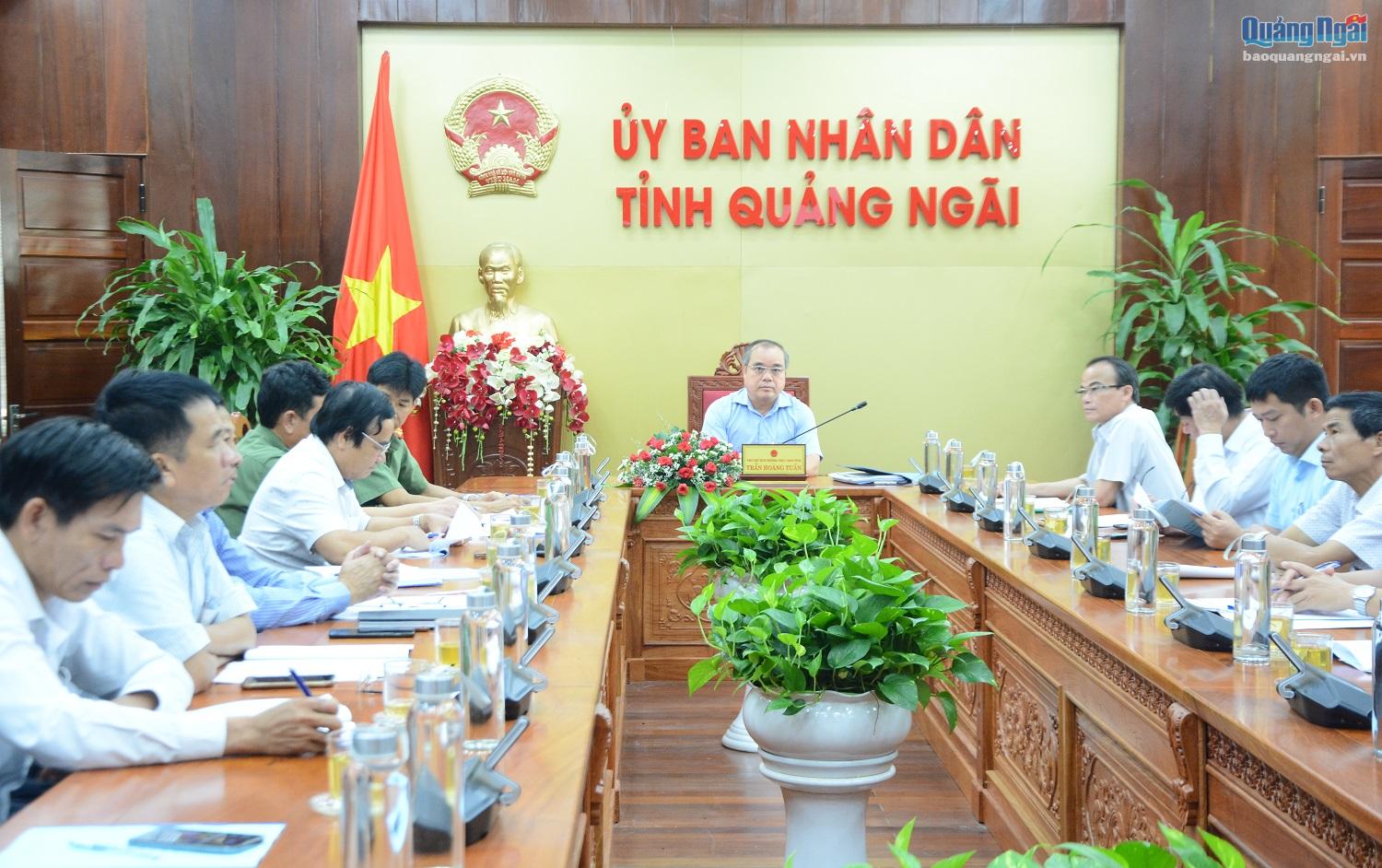 Phó Chủ tịch Thường trực UBND tỉnh Trần Hoàng Tuấn chủ trì hội nghị tại điểm cầu Quảng Ngãi.