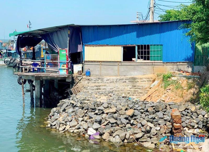 Dù chính quyền địa phương đã lập biên bản xử lý nhưng gia đình bà Nguyễn Thị Như Cẩm, ở thôn Định Tân, xã Bình Châu (Bình Sơn), vẫn tiếp tục đổ đá để san lấp mặt nước Cảng Sa Kỳ. 