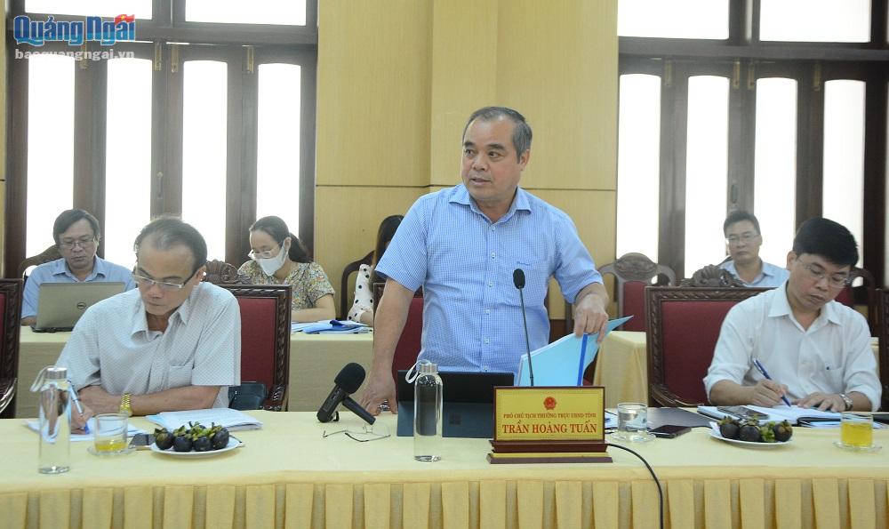 Phó Chủ tịch Thường trực UBND tỉnh Trần Hoàng Tuấn, Trưởng Ban Chỉ đạo Kỳ thi phát biểu chỉ đạo cuộc họp.