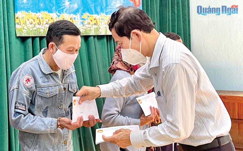 Trưởng ban Dân vận Tỉnh ủy, Chủ tịch Ủy ban MTTQ Việt Nam tỉnh Võ Thanh An tặng quà cho người nghèo Ba Tơ, nhân dịp tết Nhâm Dần 2022.   