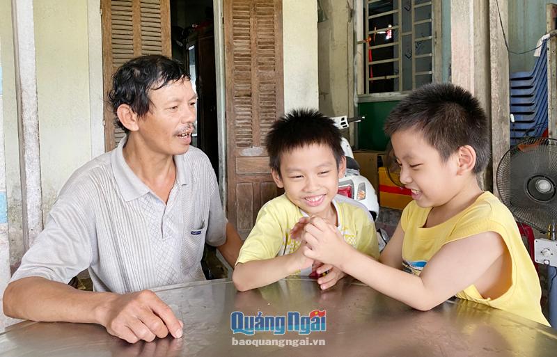 Ông Bùi Phụ Quang mong các cháu được hỗ trợ trị liệu, để các cháu được phát triển bình thường. 