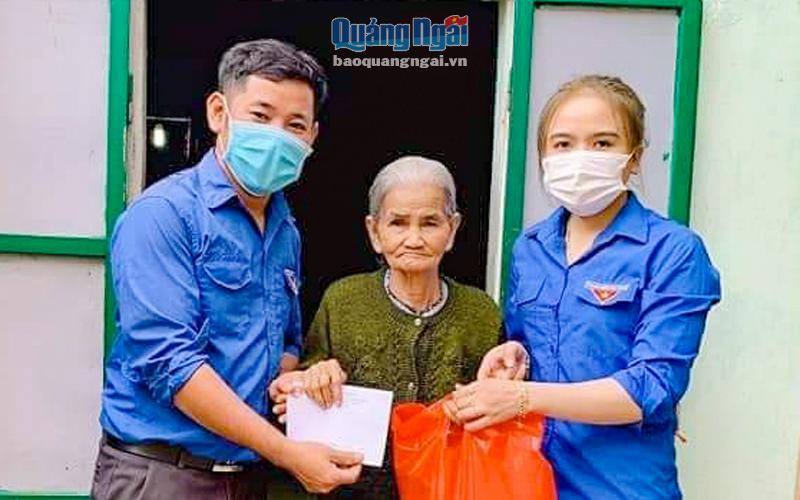 Anh Nguyễn Văn Thành tặng quà cho hộ nghèo ở địa phương. Ảnh: ĐĂNG SƯƠNG