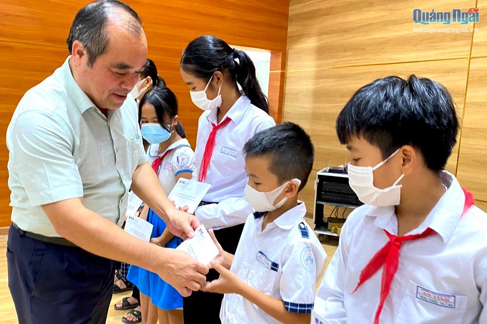 Phó Chủ tịch Thường trực UBND tỉnh Trần Hoàng Tuấn trao học bổng cho học sinh.