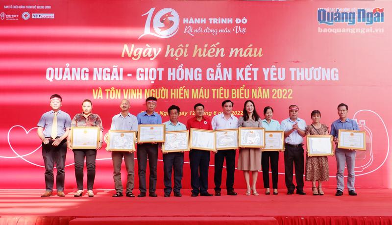 Phó Chủ tịch Thường trực UBND tỉnh Trần Hoàng Tuấn trao Bằng khen cho các gia đình tiêu biểu trong phong trào hiến máu tình nguyện.