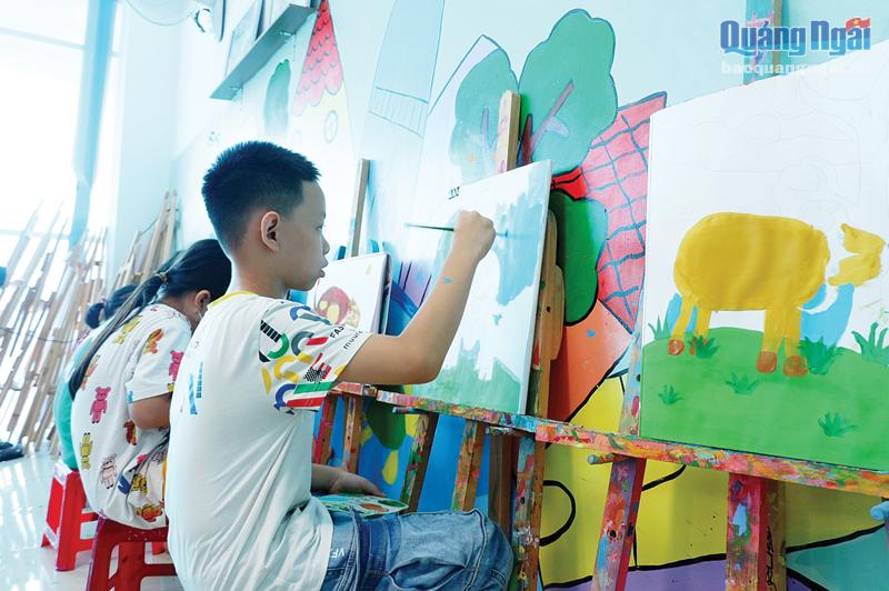 Nhiều em nhỏ tham gia vẽ tranh tại lớp mỹ thuật ở Trung tâm Hoạt động thanh thiếu nhi Diên Hồng. 