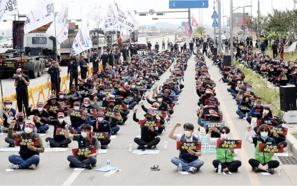 Tài xế xe tải bãi công đi biểu tình đòi đảm bảo mức giá cước tối thiểu ở Incheon, Hàn Quốc, ngày 7/6/2022 - Ảnh: EPA
