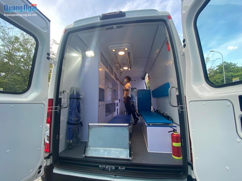 Xe cứu thương được trang bị đầy đủ trang thiết bị hiện đại, đáp ứng nhu cầu vận chuyển cấp cứu bệnh nhân.