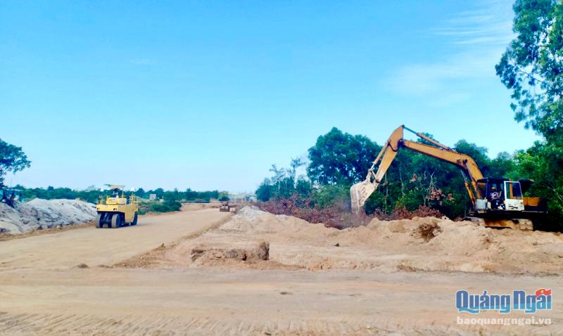 Một khu đất đã thu hồi để thực hiện dự án trong KKT Dung Quất bị tái lấn chiếm, tập kết vật liệu chuẩn bị xây dựng công trình.
