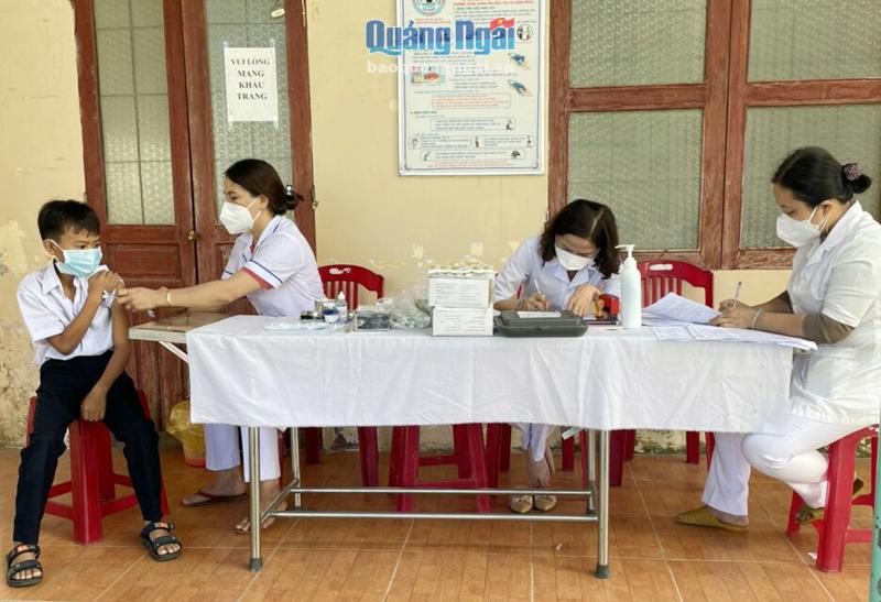 Nhân viên Trạm Y tế xã Tịnh Bình (Sơn Tịnh) tiêm vắc xin phòng Covid-19 cho trẻ từ 5 đến dưới 12 tuổi. 