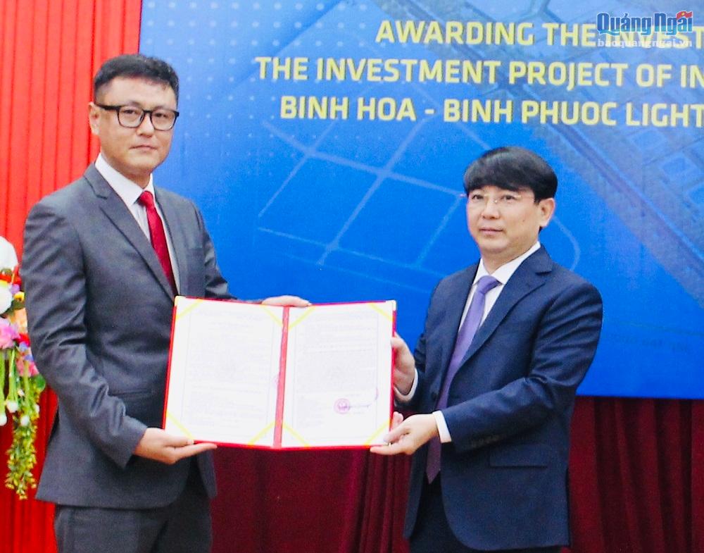 Ban Quản lý KKT Dung Quất và các KCN tỉnh trao giấy chứng nhận đầu tư